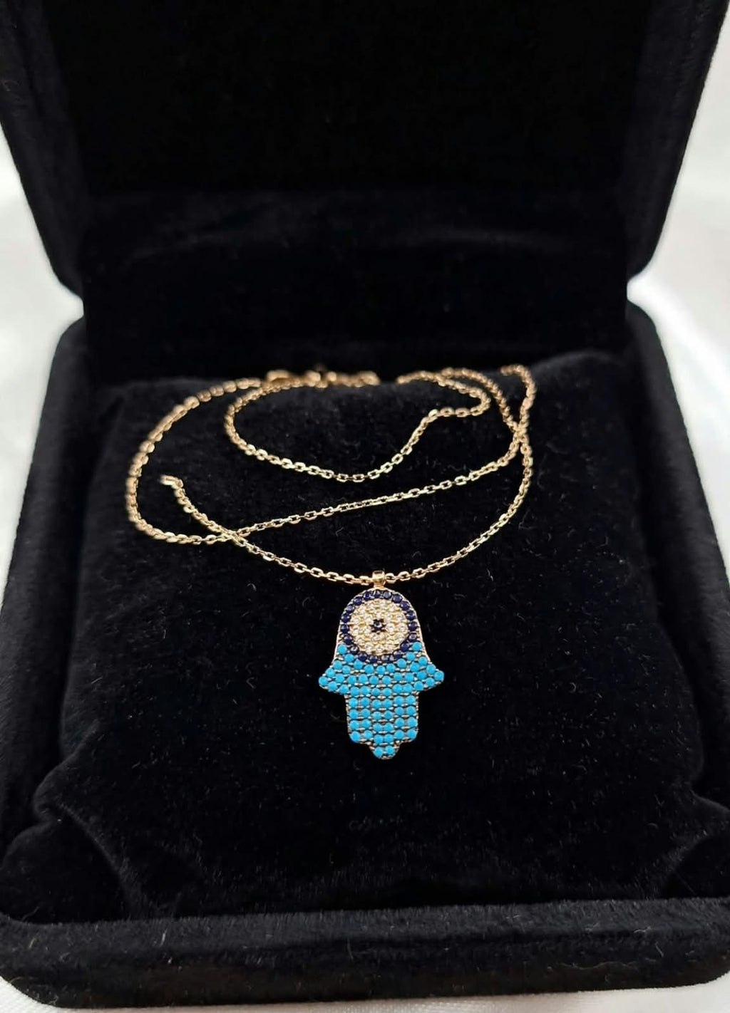 Gargantilla con Dije Mano de Fatima con Piedras 14k